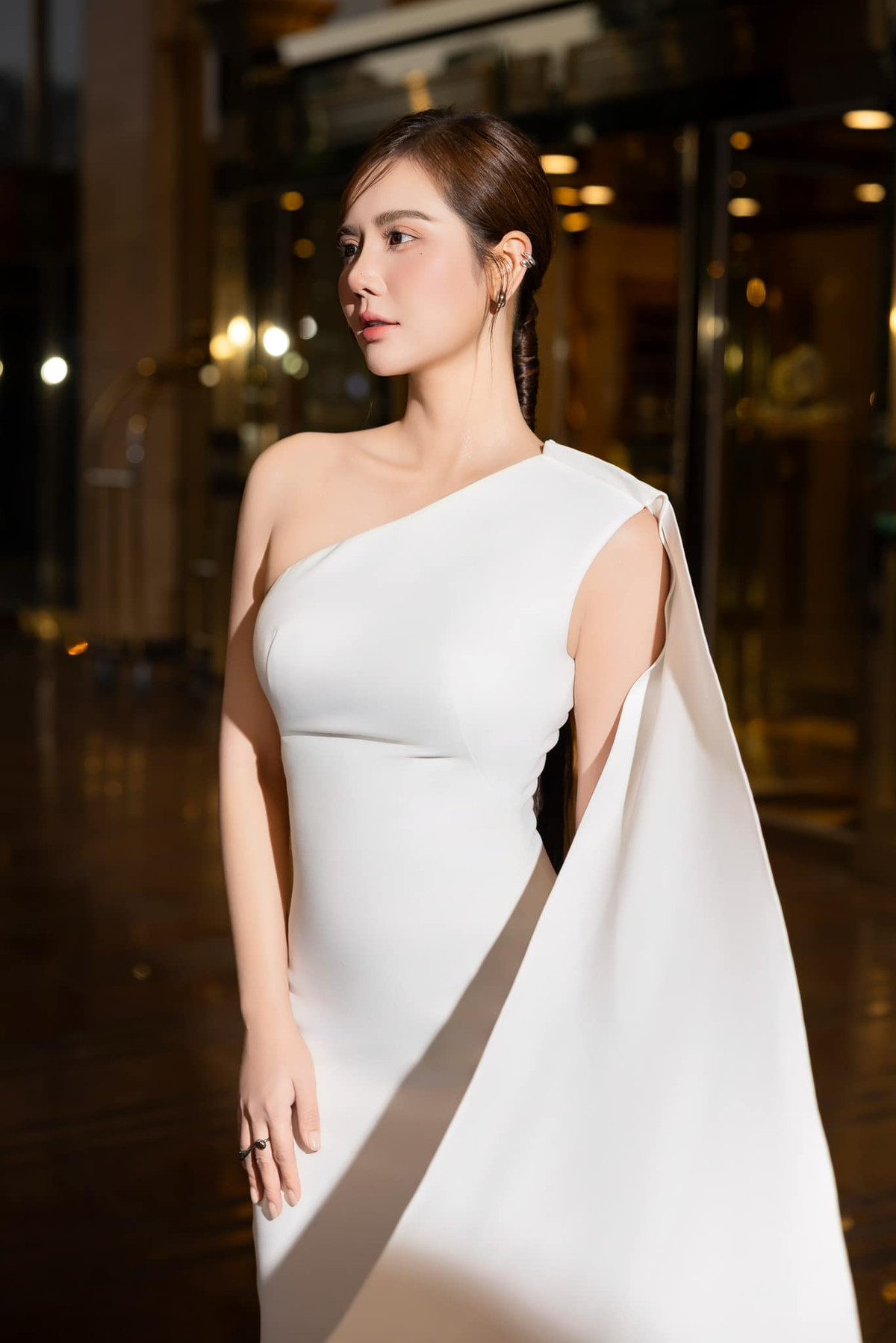 Dù đã qua một lần sinh nở nhưng nữ diễn viên 9X vẫn sở hữu đường cong nuột nà, vòng eo nhỏ gọn cùng cơ bụng săn chắc.