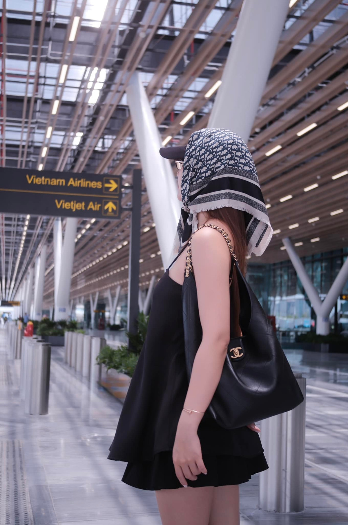 Thiết kế váy tối giản với phần dây mảnh và dáng suông giúp tôn lên bờ vai thon cùng làn da trắng mịn, đồng thời mang lại vẻ nhẹ nhàng, bay bổng cho tổng thể.