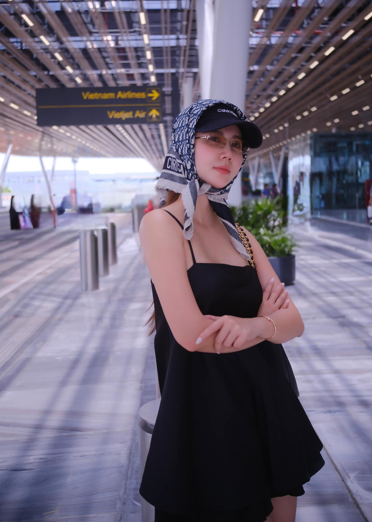 Gương mặt Huyền Lizzie được trang điểm với tone nude nhẹ nhàng, tập trung vào làn da mịn mướt và đôi môi căng mọng. Đôi kính mắt nhỏ, sắc lạnh càng tôn lên khí chất "ngôi sao" vốn có.