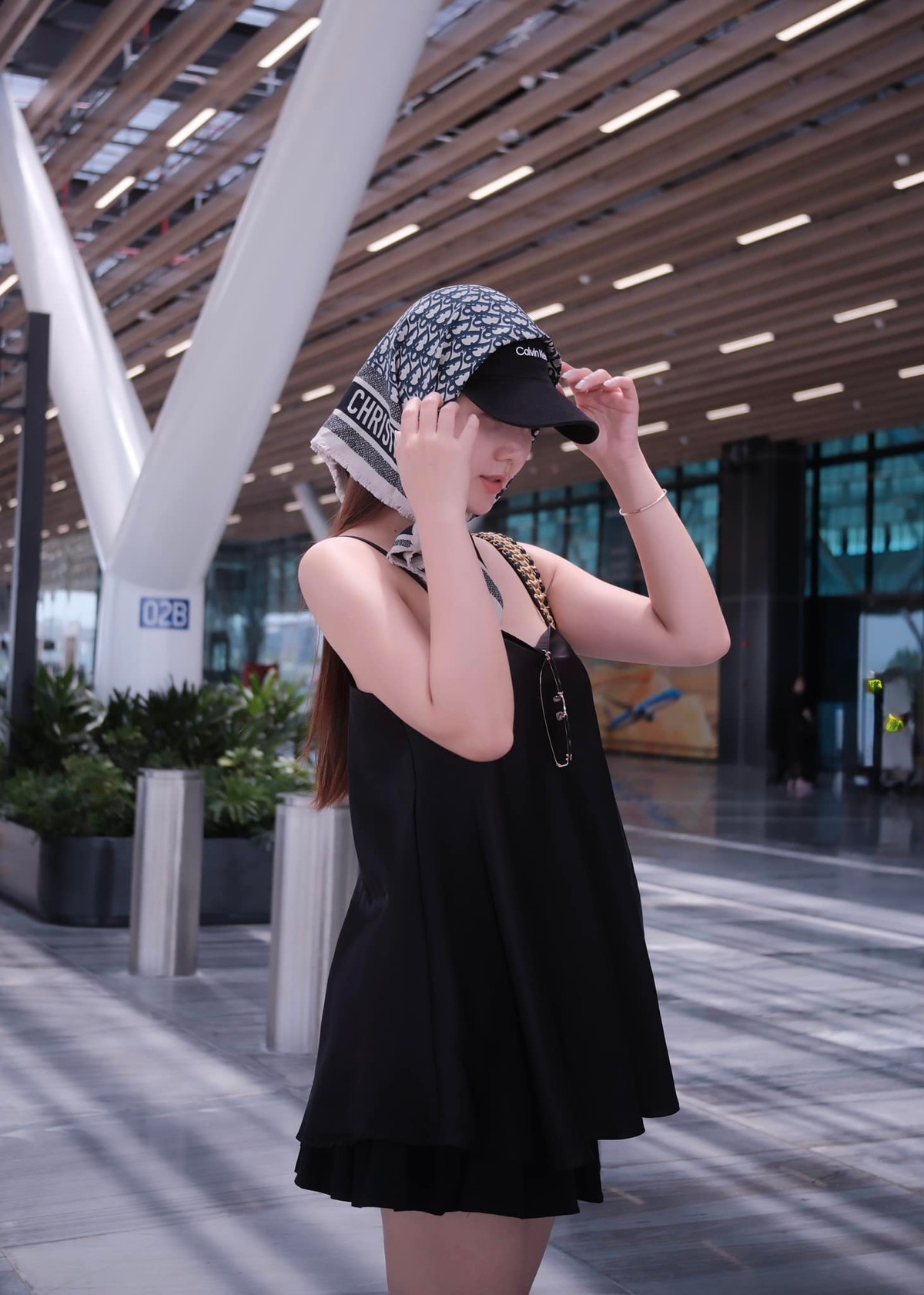 Diện nguyên cây đen gồm váy hai dây xòe nhẹ kết hợp cùng chiếc túi xách Chanel dây xích sang trọng, Huyền Lizzie một lần nữa khẳng định đẳng cấp thời trang tinh tế của mình.