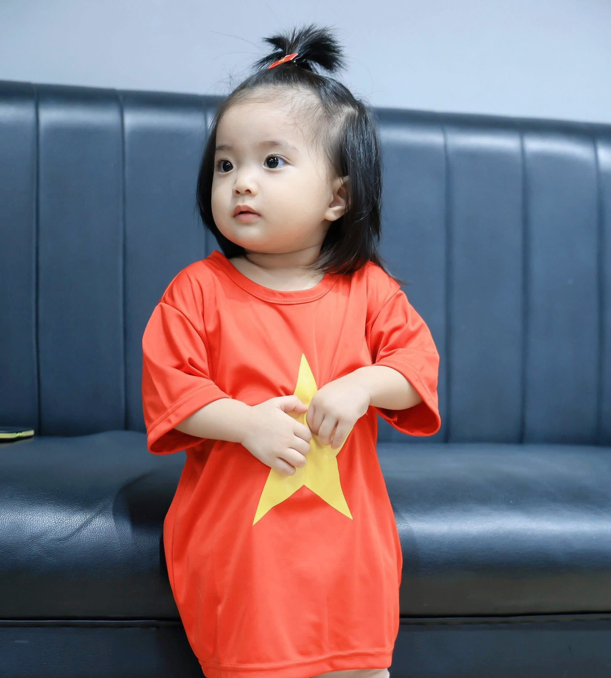 Cô bé tự tin tạo dáng chuyên nghiệp không thua kém người mẫu nhí, từ những cái giơ tay, nghiêng đầu đến những ánh mắt long lanh đầy biểu cảm.