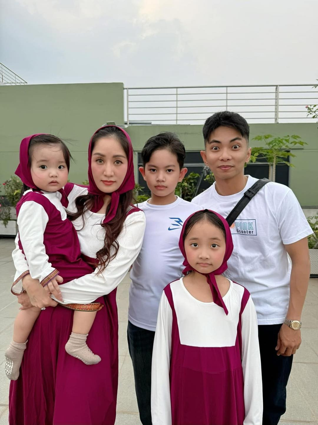 Lisa được bố nhận xét là một em bé khó tính và tăng động gấp hai lần chị gái Anna lúc nhỏ.