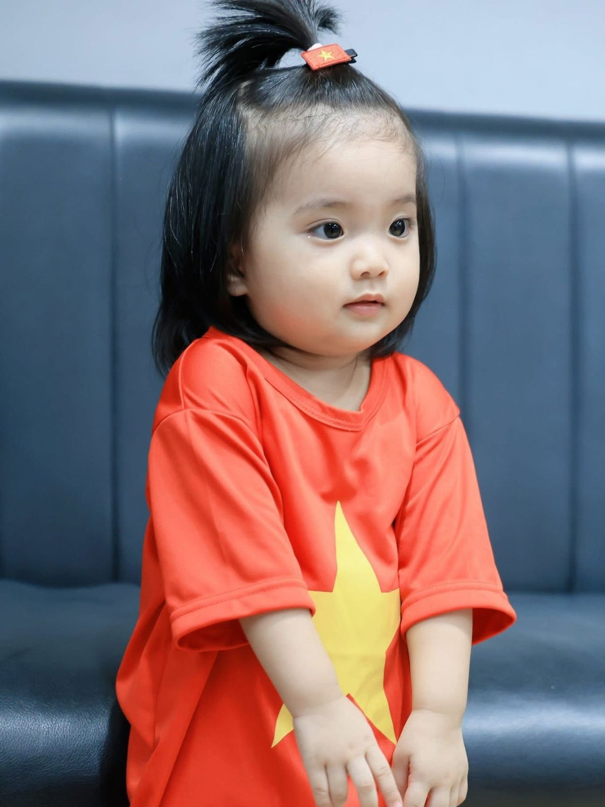 Chiếc áo có vẻ hơi "quá khổ" so với thân hình bé xíu của bé Lisa, thế nhưng chính vậy cũng tạo nên sự dễ thương khiến người đối diện phải "tan chảy".