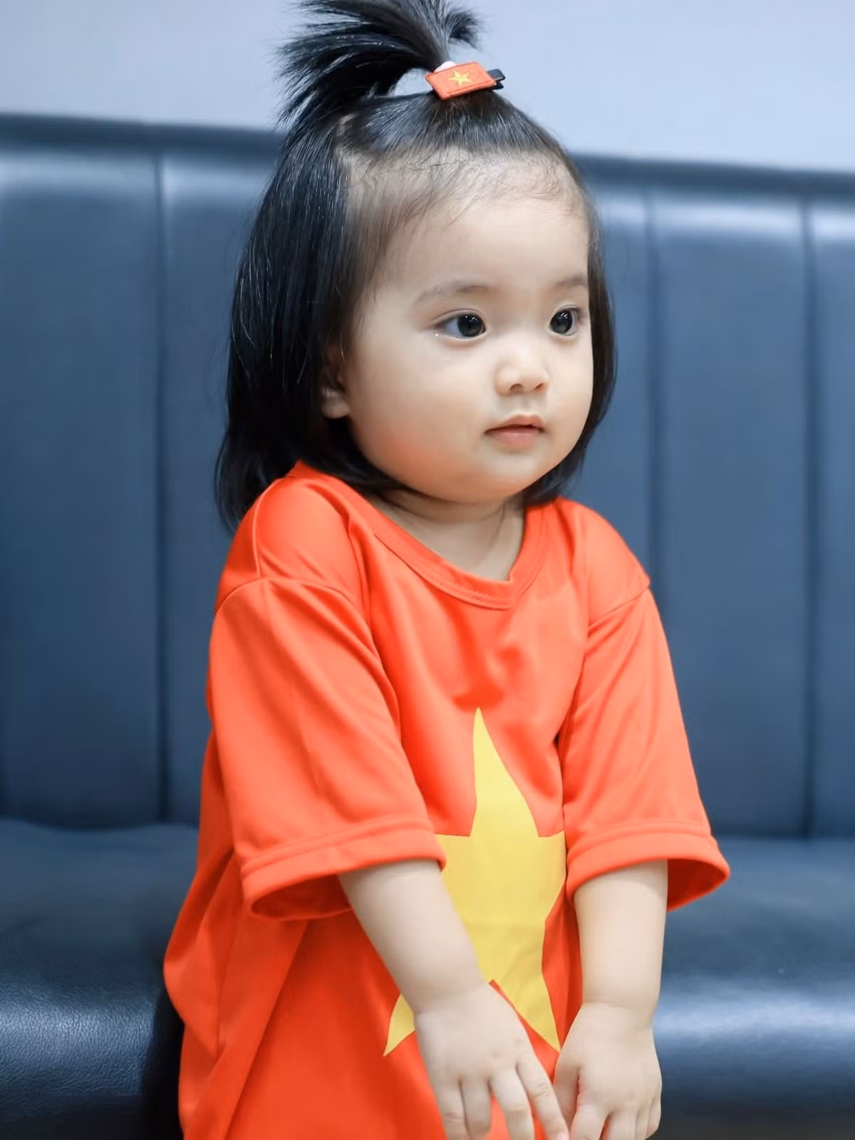 Chiếc áo có vẻ hơi "quá khổ" so với thân hình bé xíu của bé Lisa, thế nhưng chính vậy cũng tạo nên sự dễ thương khiến người đối diện phải "tan chảy".