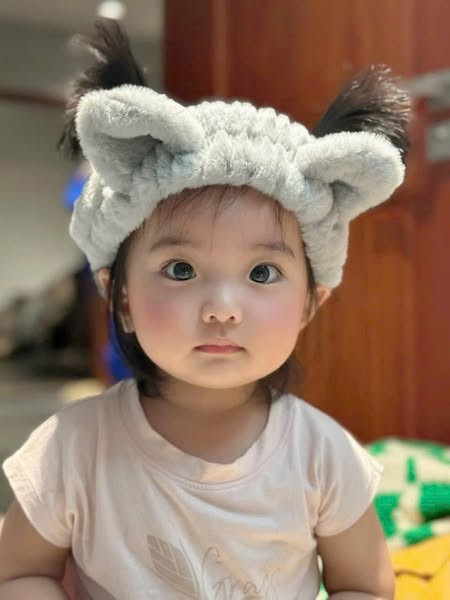 Từ khi chào đời, con gái út nhà Khánh Thi - Phan Hiển được nhiều khen dễ thương, xinh xắn, dự đoán trở thành mỹ nhân trong tương lai với đôi mắt to tròn, đôi môi chúm chím và mái tóc đen nhánh.