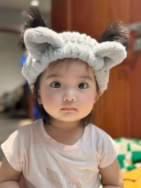 Từ khi chào đời, con gái út nhà Khánh Thi - Phan Hiển được nhiều khen dễ thương, xinh xắn, dự đoán trở thành mỹ nhân trong tương lai với đôi mắt to tròn, đôi môi chúm chím và mái tóc đen nhánh.