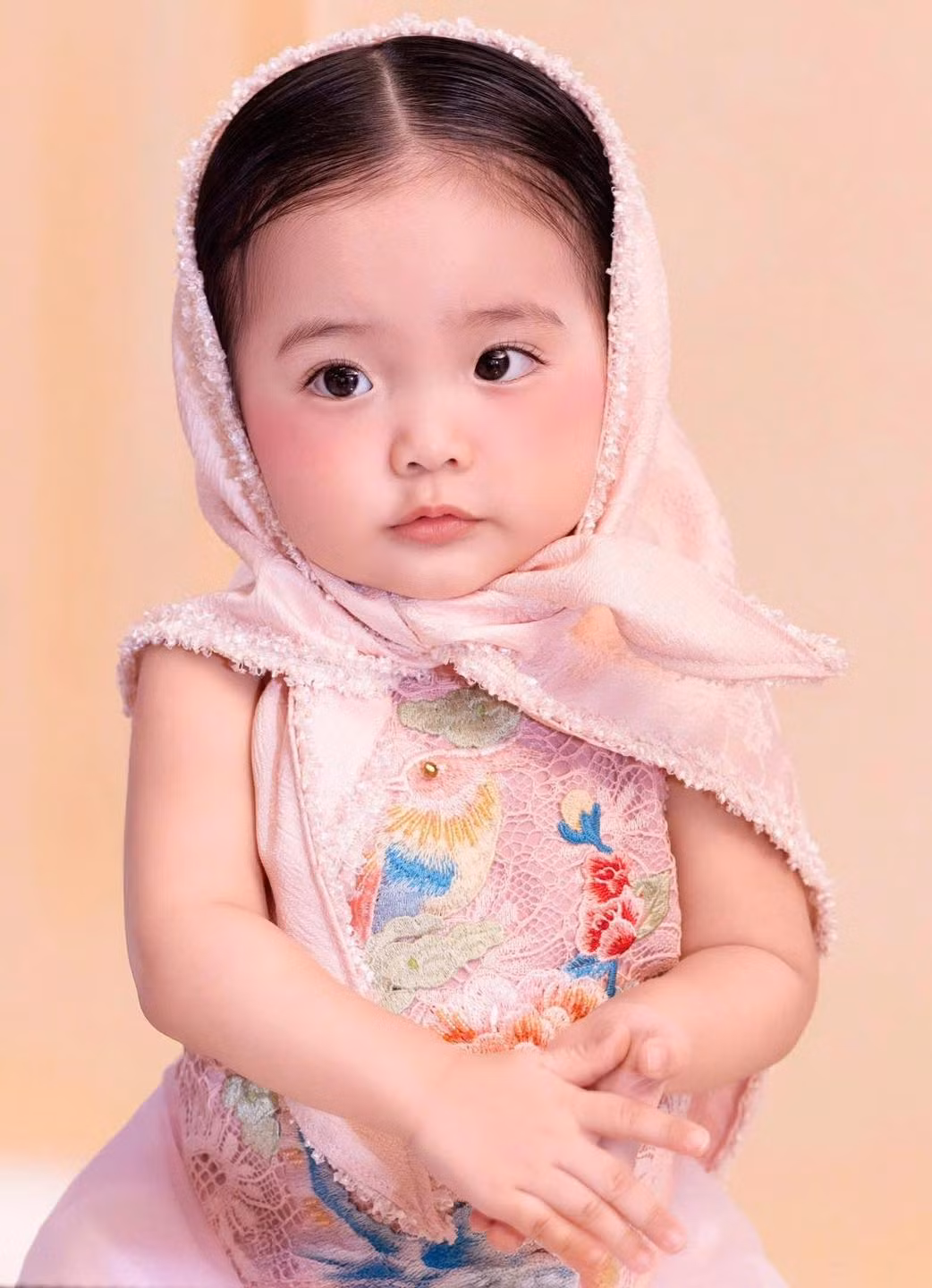 Từ khi vừa chào đời, Lisa đã được nhiều người yêu thích. Cô bé được nhiều người nhận xét là "thế lực nhí" đáng gờm trong tương lai.