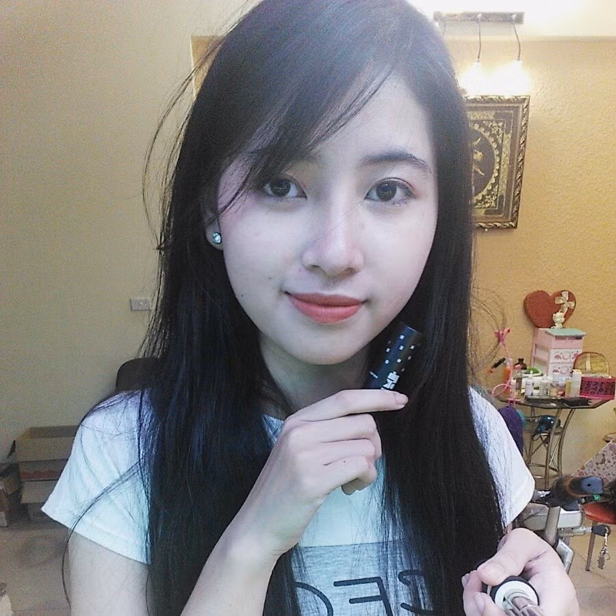 Ngoài ra, cô nàng thường làm mẫu ảnh, đi chụp hình thời trang.