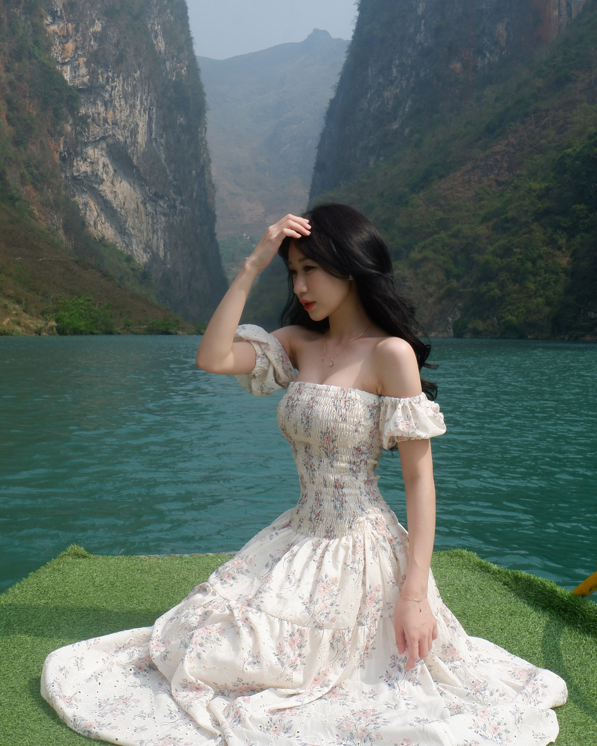 Trong bức ảnh đang viral, Lan Anh diện một chiếc váy maxi hoa nhẹ nhàng với thiết kế cúp vai, ôm trọn vòng eo thon gọn và tôn lên vóc dáng mềm mại, duyên dáng.