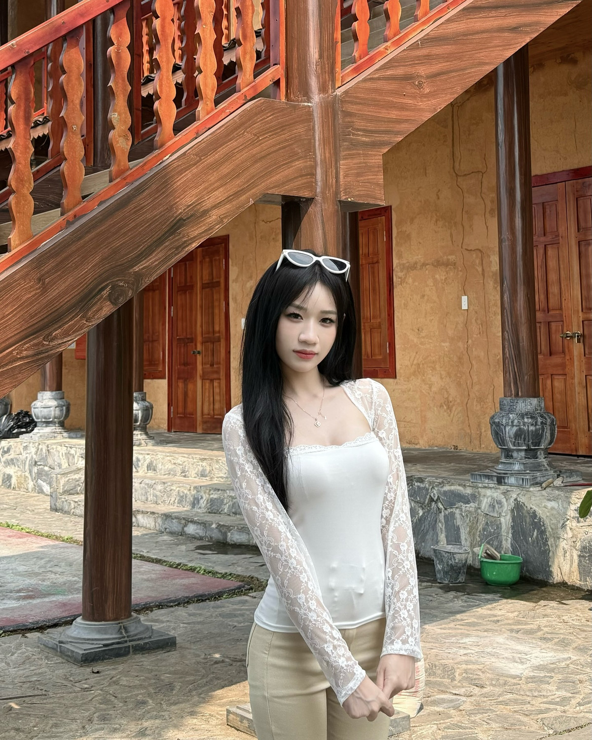 Hoàng Lan Anh là cô nàng hot TikToker từng gây bão vì những màn bắt beat mượt mà và rất thần thái. Có thời điểm, Hoàng Lan Anh và Xuân Ca liên tục khiến netizen phải đặt lên bàn cân so sánh coi ai nhảy cuốn hơn vì cùng "đu đỉnh" chung 1 trend