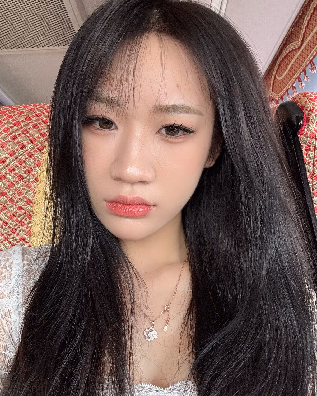 Trên các trang MXH, Hoàng Lan Anh theo đuổi phong cách trưởng thành, quyến rũ. Cô nàng cũng tích cực thả dáng với các bộ bikini nóng bỏng, khoe trọn thân hình mảnh mai, cuốn hút.