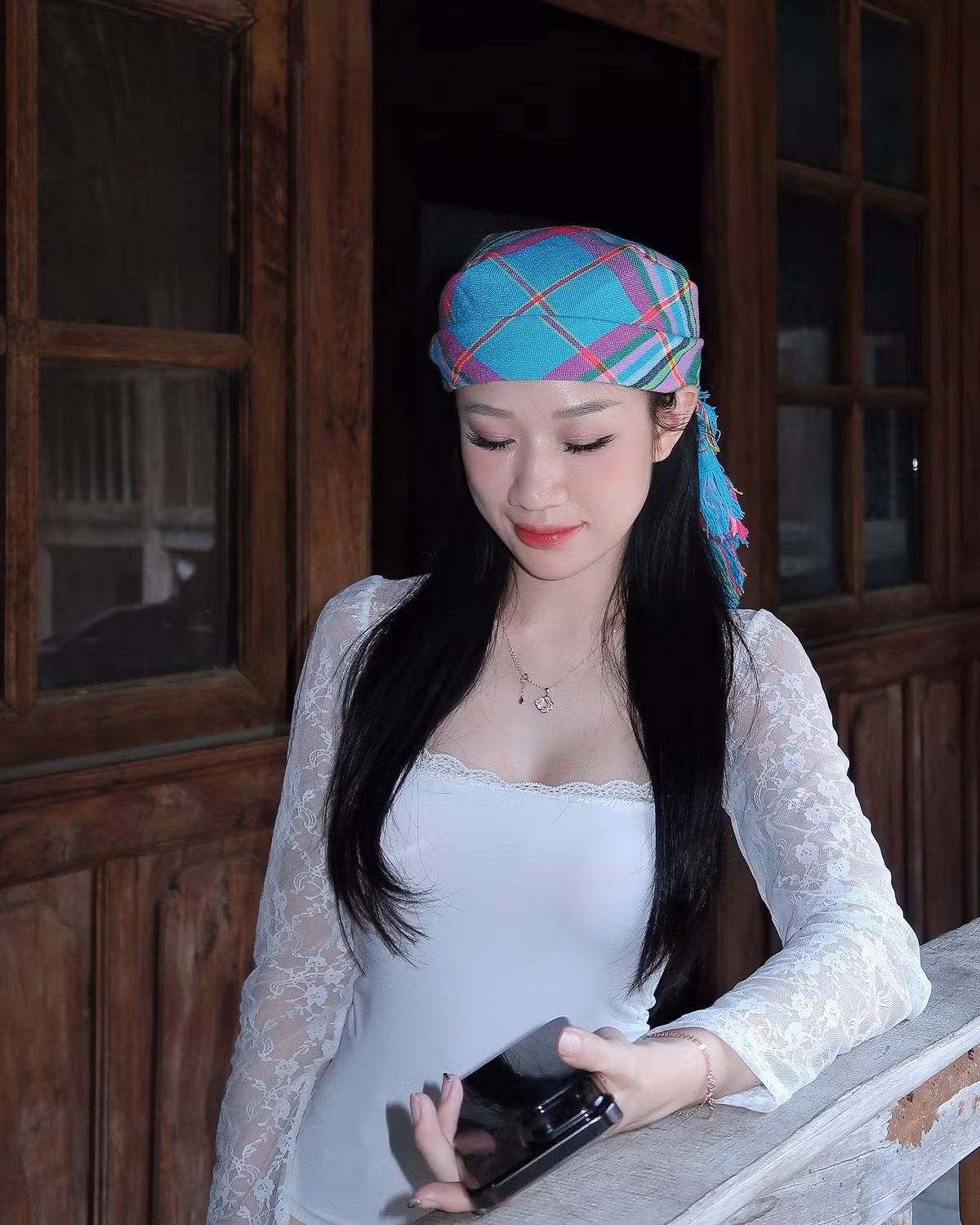 Trong những bức ảnh được đăng tải, cô nàng tiếp tục "gây thương nhớ" khi diện chiếc áo ôm sát với chất liệu ren nhẹ nhàng, ôm trọn vóc dáng cùng phong cách nữ tính, dịu dàng.