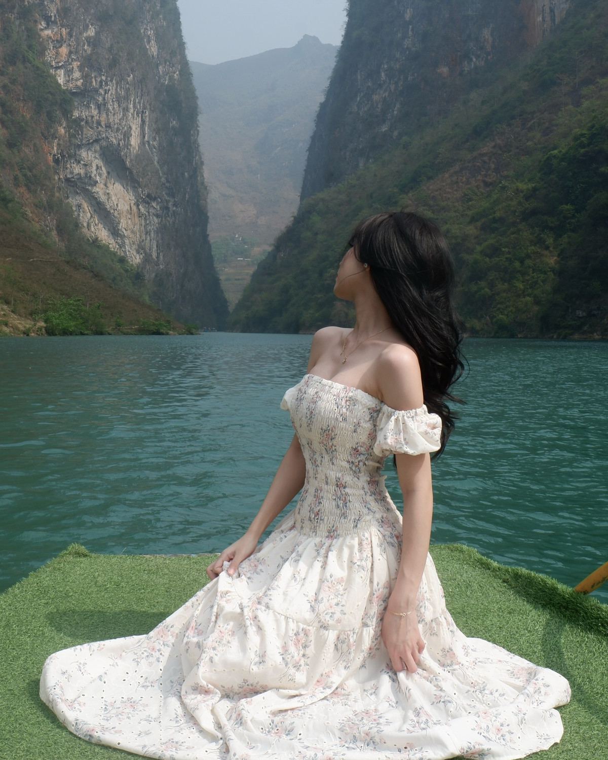 Trong một hội nhóm về du lịch Hà Giang mới đây, một tài khoản đã đăng tải tấm ảnh một cô gái tạo dáng trên sông Nho Quế thu hút hàng nghìn lượt yêu thích. Vẻ đẹp nên thơ của thiên nhiên kết hợp cùng thần thái gợi cảm và vóc dáng nuột nà của cô nàng khiến netizen không khỏi xuýt xoa.