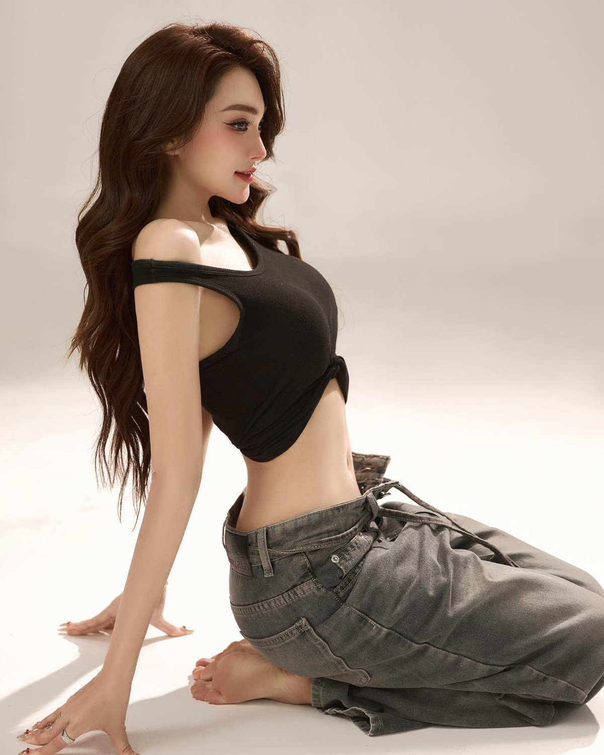 Trái ngược với vẻ nổi loạn nhẹ nhàng trong trang phục, lối trang điểm của Ngọc Nữ lại thiên về sự mềm mại và tinh tế, tôn vinh vẻ đẹp tự nhiên nhưng vẫn sắc sảo đầy cuốn hút.