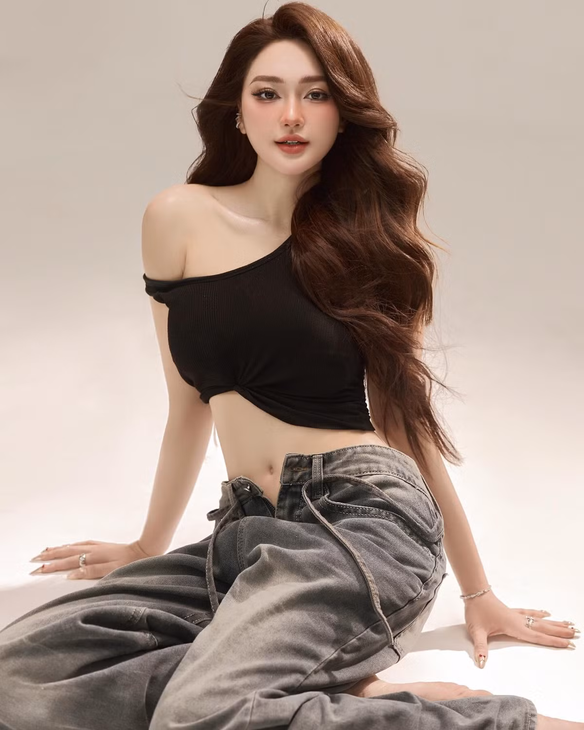 Đặc biệt, phần xoắn vải nhẹ ở thân áo giúp tạo cảm giác thị giác về độ cong cơ thể mà không cần bất kỳ chi tiết rườm rà nào. Đây là kiểu áo “ít mà chất”, thường thấy trong các bộ sưu tập thời trang tối giản cao cấp, giúp cô nàng tôn lên vòng eo con kiến nhỏ xíu nhiều người mơ ước.