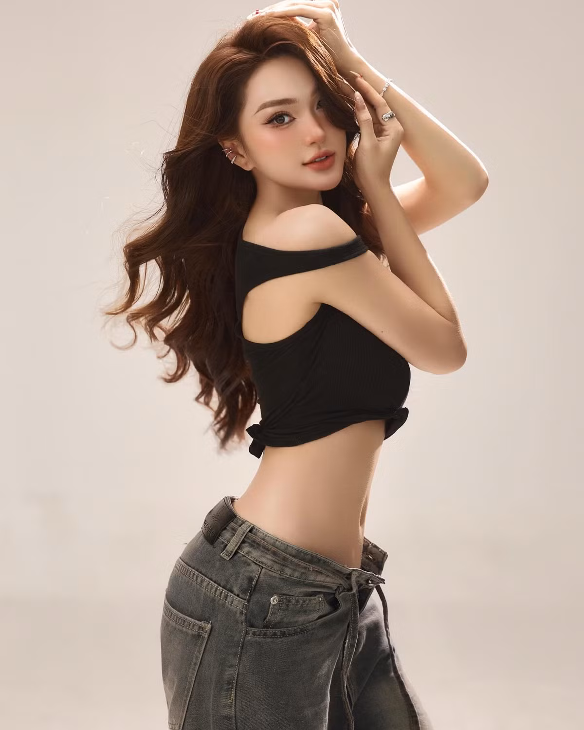 Ngoài ra, màu sắc trung tính còn làm nổi bật làn da trắng hồng của cô nàng, cho thấy sự chỉn chu trong cách lựa chọn outfit để làm nổi bật ưu điểm cá nhân.