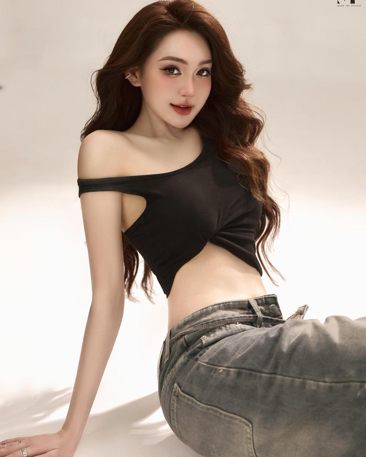 Sở hữu nhan sắc xinh đẹp cùng thân hình cực phẩm, Ngọc Nữ luôn biết cách thu hút sự chú ý mỗi lần xuất hiện trên mạng xã hội. Trong bộ ảnh mới đây được đăng tải lên trang cá nhân,Ngọc Nữ không cần đến váy áo cầu kỳ hay màu sắc nổi bật để ghi điểm – set đồ đơn sắc với hai gam màu kinh điển đen và xám tro đã đủ để tôn trọn thần thái và vóc dáng "vạn người mê".