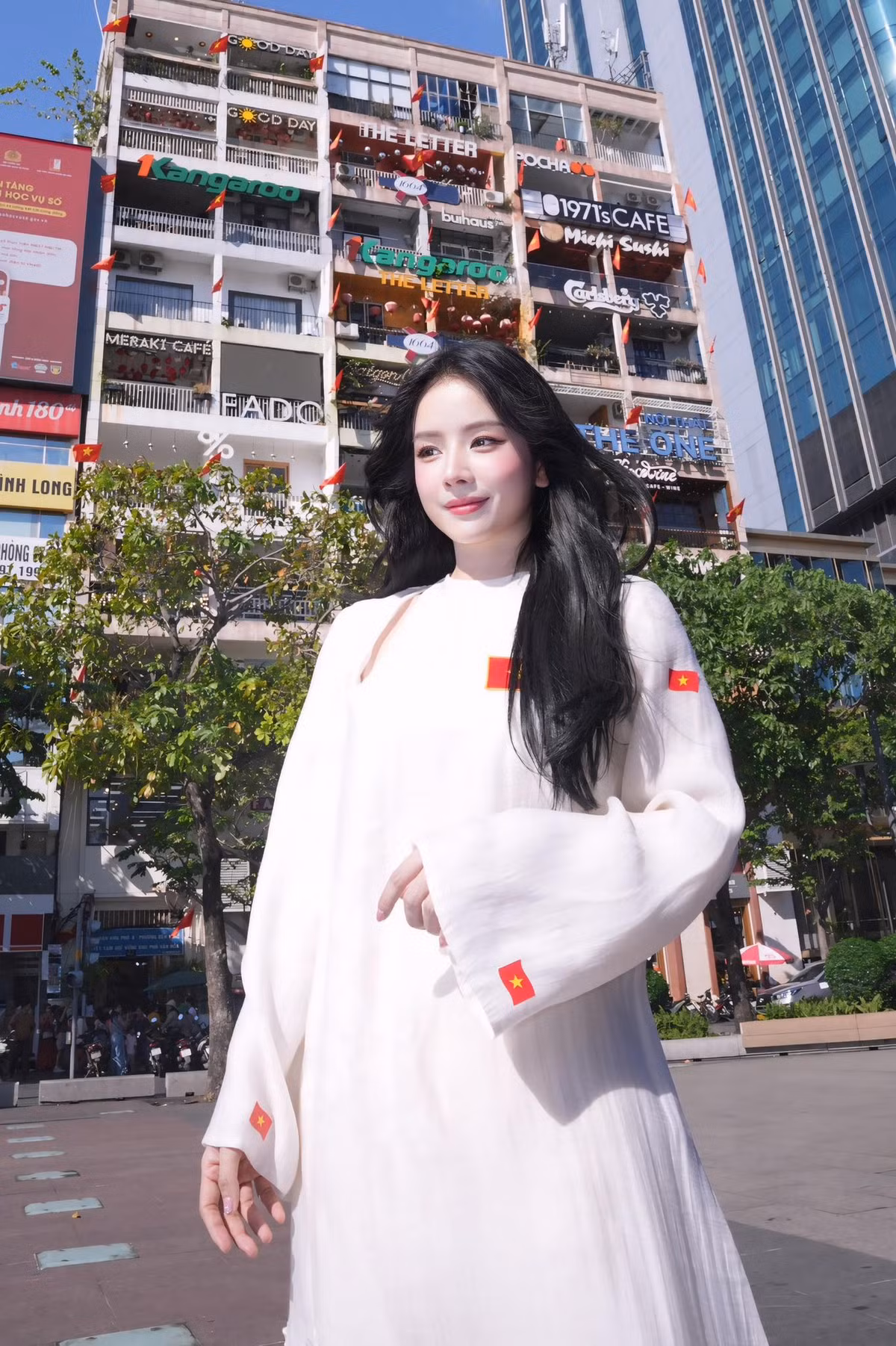 Trong không khí rộn ràng kỷ niệm ngày Giải phóng miền Nam, Thống nhất đất nước 30/4, nhiều mỹ nhân Việt đã thực hiện những bộ ảnh trong trang phục áo dài truyền thống.