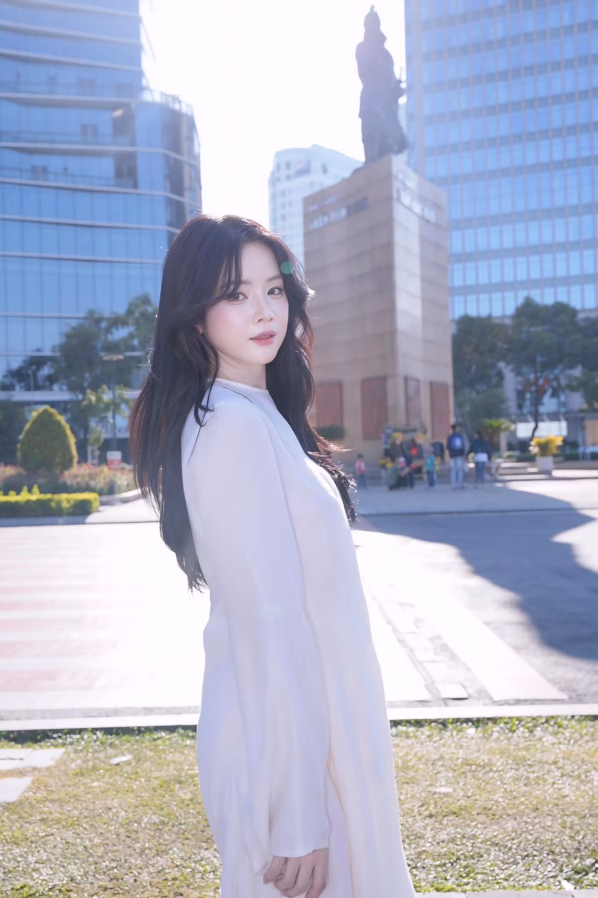 Mie thực hiện kiểu tóc xoăn sóng nhẹ nhàng, buông xõa, tôn vinh nét đẹp dịu dàng, thướt tha của người phụ nữ Việt. Để hưởng ứng không khí hào hùng những ngày cận kề Đại lễ 30/4, cô nàng cũng sử dụng sticker cờ Tổ quốc lên trước ngực, vai và cổ tay áo dài.