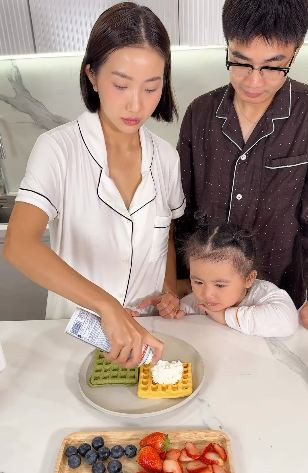 Cô chăm chỉ chia sẻ khoảnh khắc đời thường giản dị: tự tay vào bếp, cắm hoa, dọn dẹp nhà cửa hay chơi đùa cùng con nhỏ.