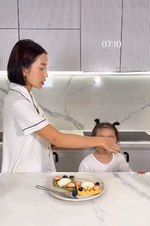 Ở tuổi 18, cô nàng từng khiến dân mạng "mắt tròn mắt dẹt" với những bộ trang phục thiếu vải, hình ảnh sexy táo bạo cùng phong cách thời trang "ép chín" và thần thái đầy thách thức.