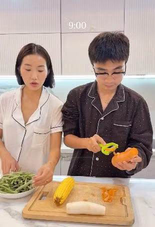 Không ít lần, Huyền khiến cư dân mạng “dậy sóng” vì phong cách thời trang táo bạo, vượt xa tuổi thật của mình.