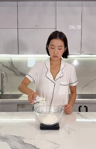 Từng gây “sốt” mạng xã hội với phong cách gợi cảm và những phát ngôn táo bạo, hot girl Huyền 2k4 – tên thật là Lê Thị Khánh Huyền – là cái tên không còn xa lạ trong giới TikToker trẻ.