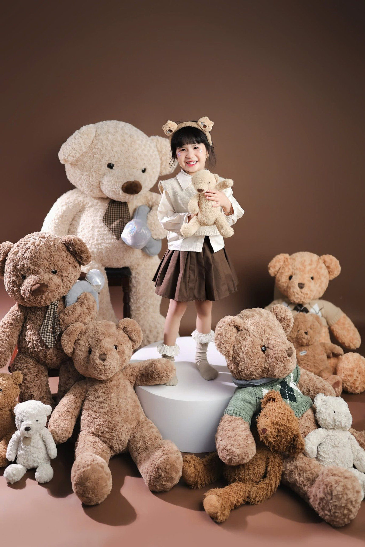 Dưới phần bình luận, nhiều bạn bè và đồng nghiệp đã gửi lời chúc mừng sinh nhật đến bé Sol, khen ngợi cô bé đáng yêu và bụ bẫm.