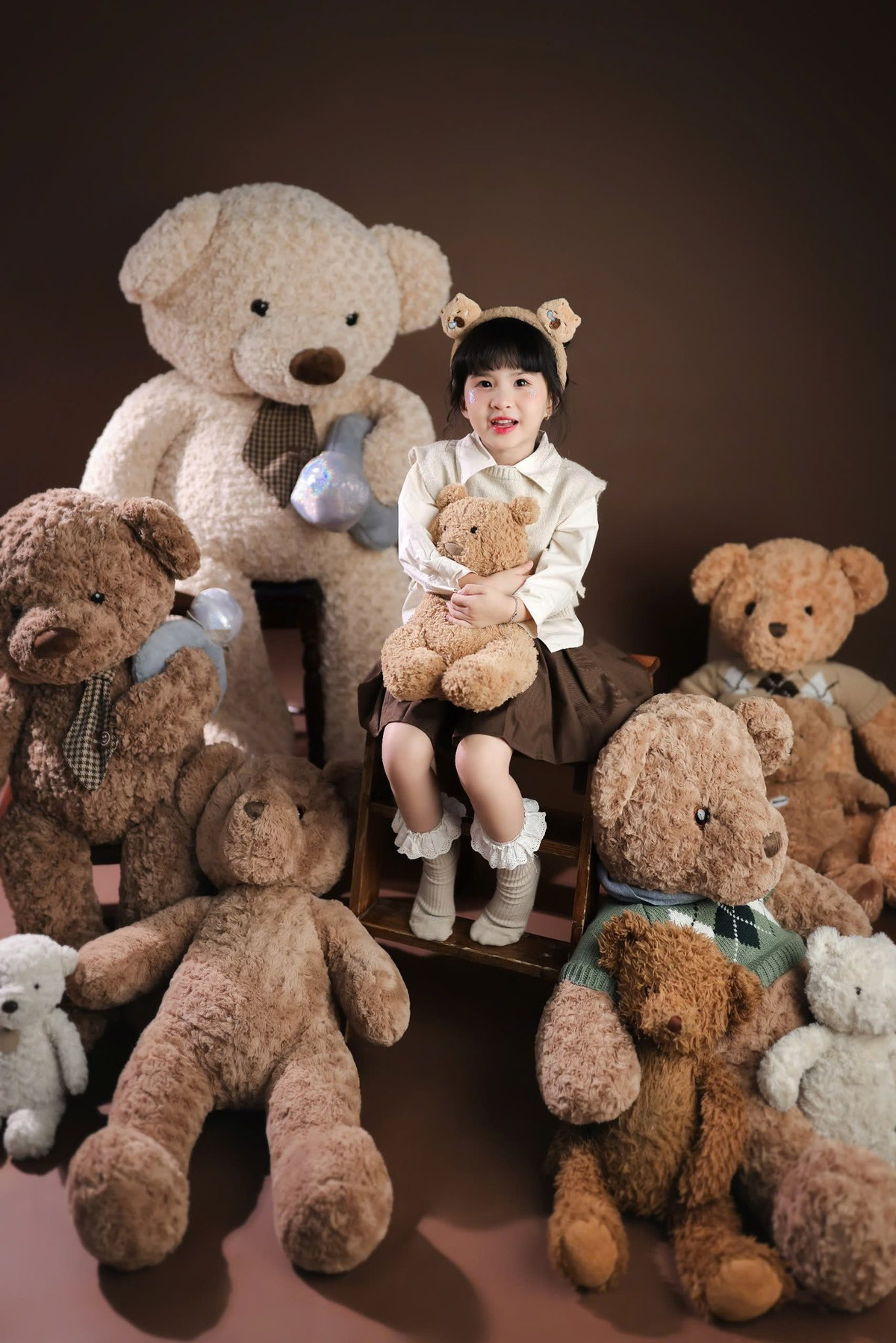 Bộ ảnh được thực hiện trong studio, ghi lại những khoảnh khắc đáng yêu và tự nhiên của bé Sol trong trang phục dễ thương.