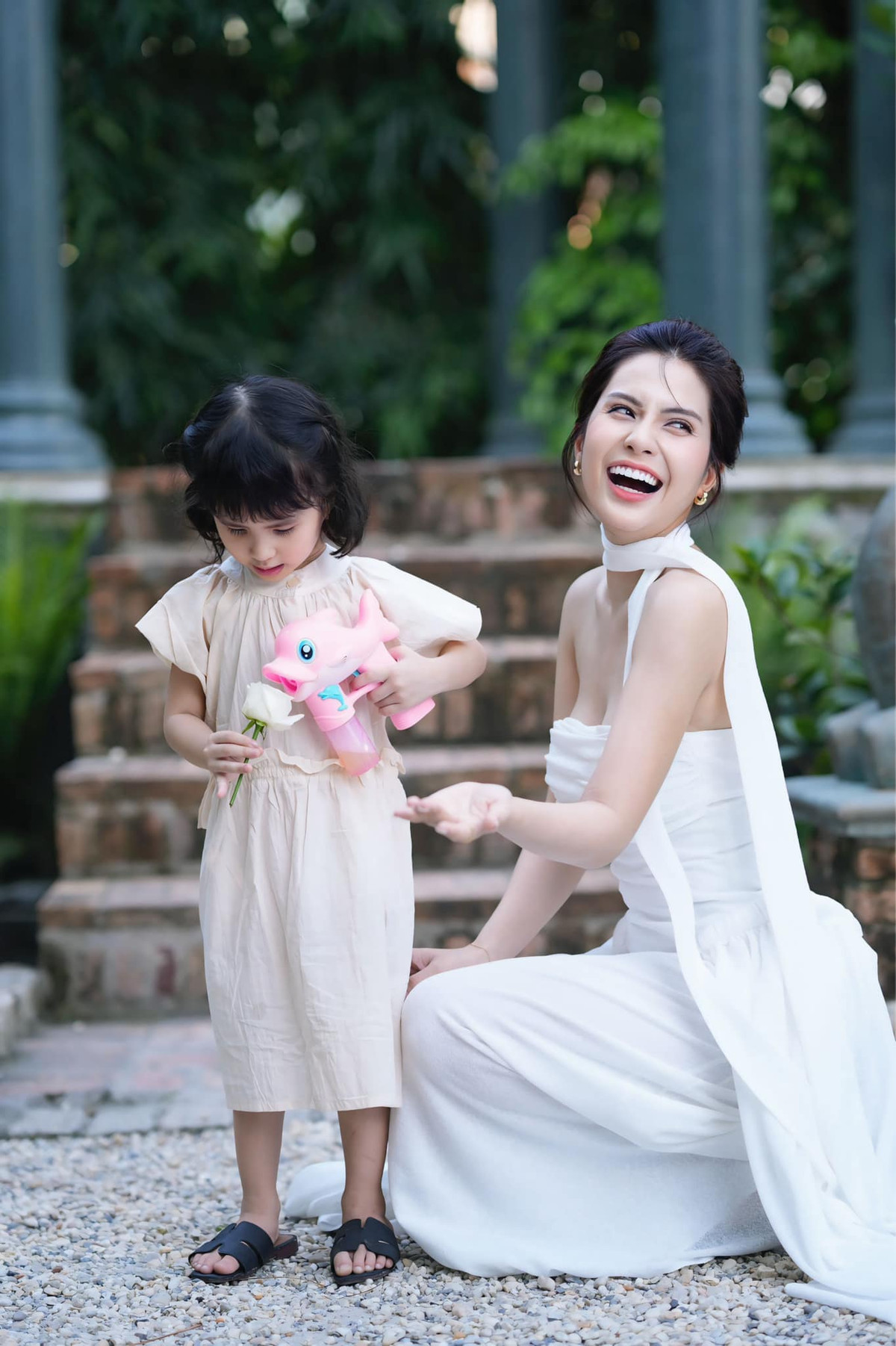 Mới đây, nữ diễn viên Thiên An đã chia sẻ trên trang cá nhân loạt ảnh mừng sinh nhật lần thứ 4 của con gái Sol, thu hút sự chú ý của cộng đồng mạng.