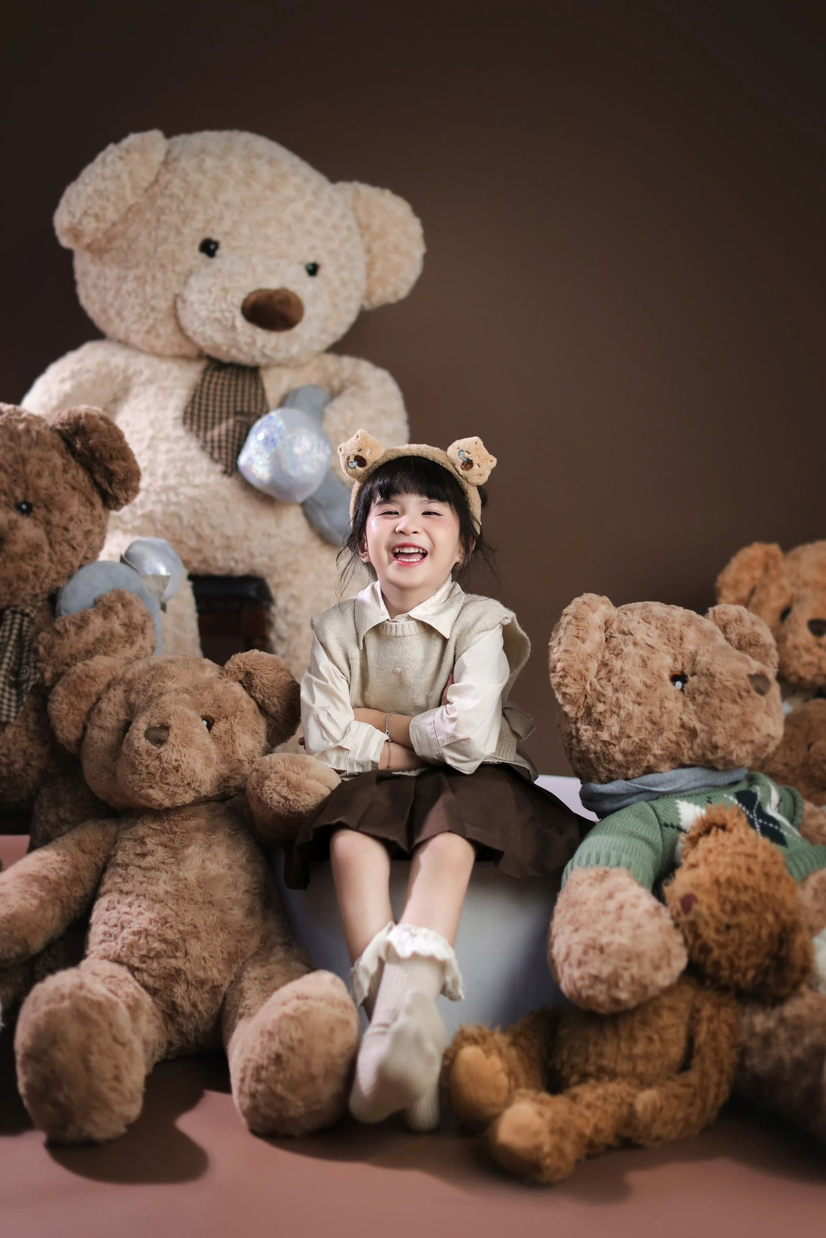 Những khoảnh khắc bé Sol cười tươi, tạo dáng hồn nhiên đều khiến người xem tan chảy.