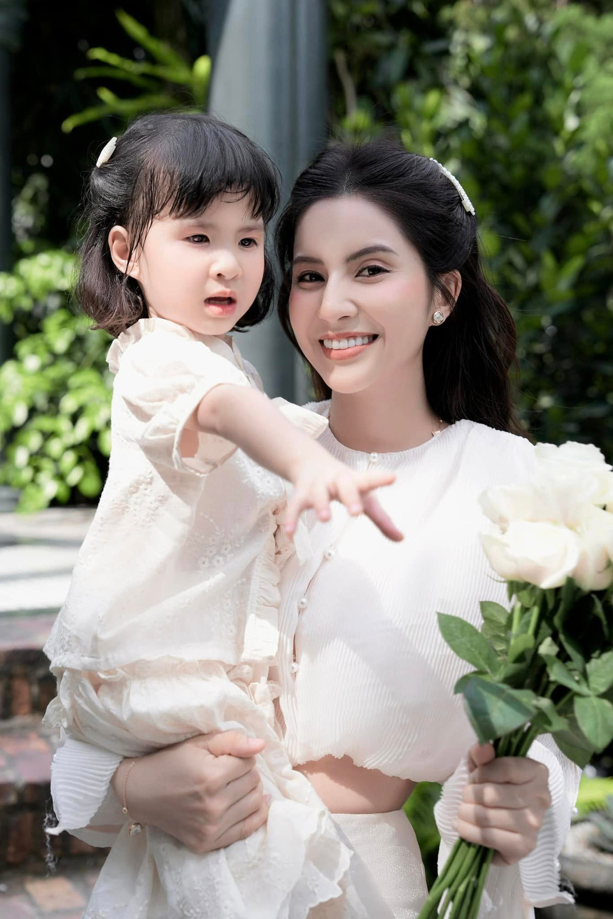 Trên trang cá nhân, Thiên An thường xuyên cập nhật hình ảnh đời thường bên con gái, cho thấy sự gắn kết và tình yêu thương giữa hai mẹ con.