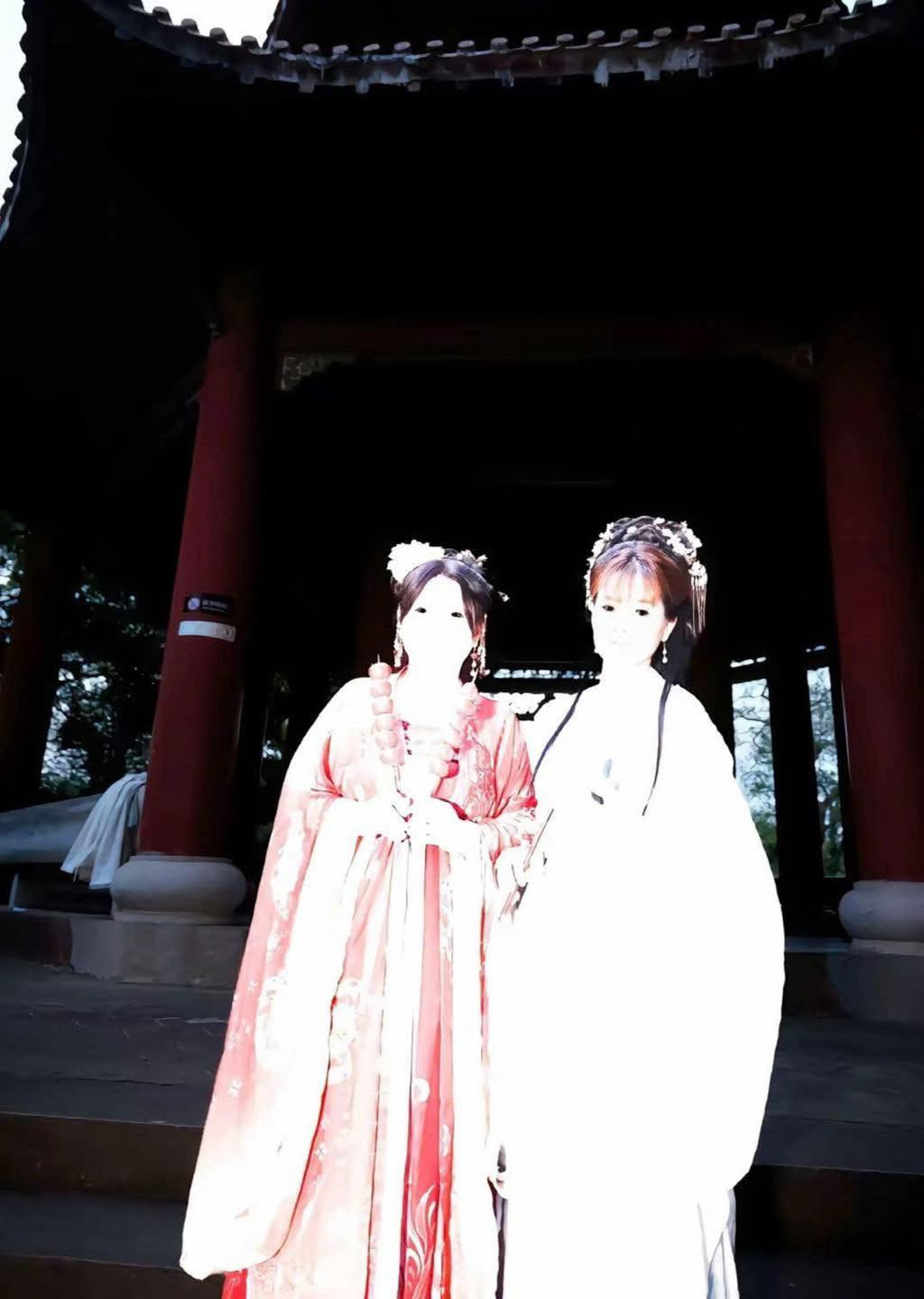 Nhiều người nhận xét rằng thay vì mang lại vẻ đẹp thần tiên, những bức ảnh này vô tình biến nhân vật chính thành "nữ quỷ giữa ban ngày".