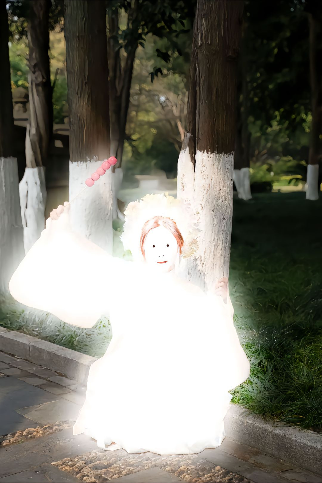 Trong bộ ảnh, các cô gái diện trang phục cổ trang tinh khôi, đứng giữa khung cảnh thiên nhiên thơ mộng.