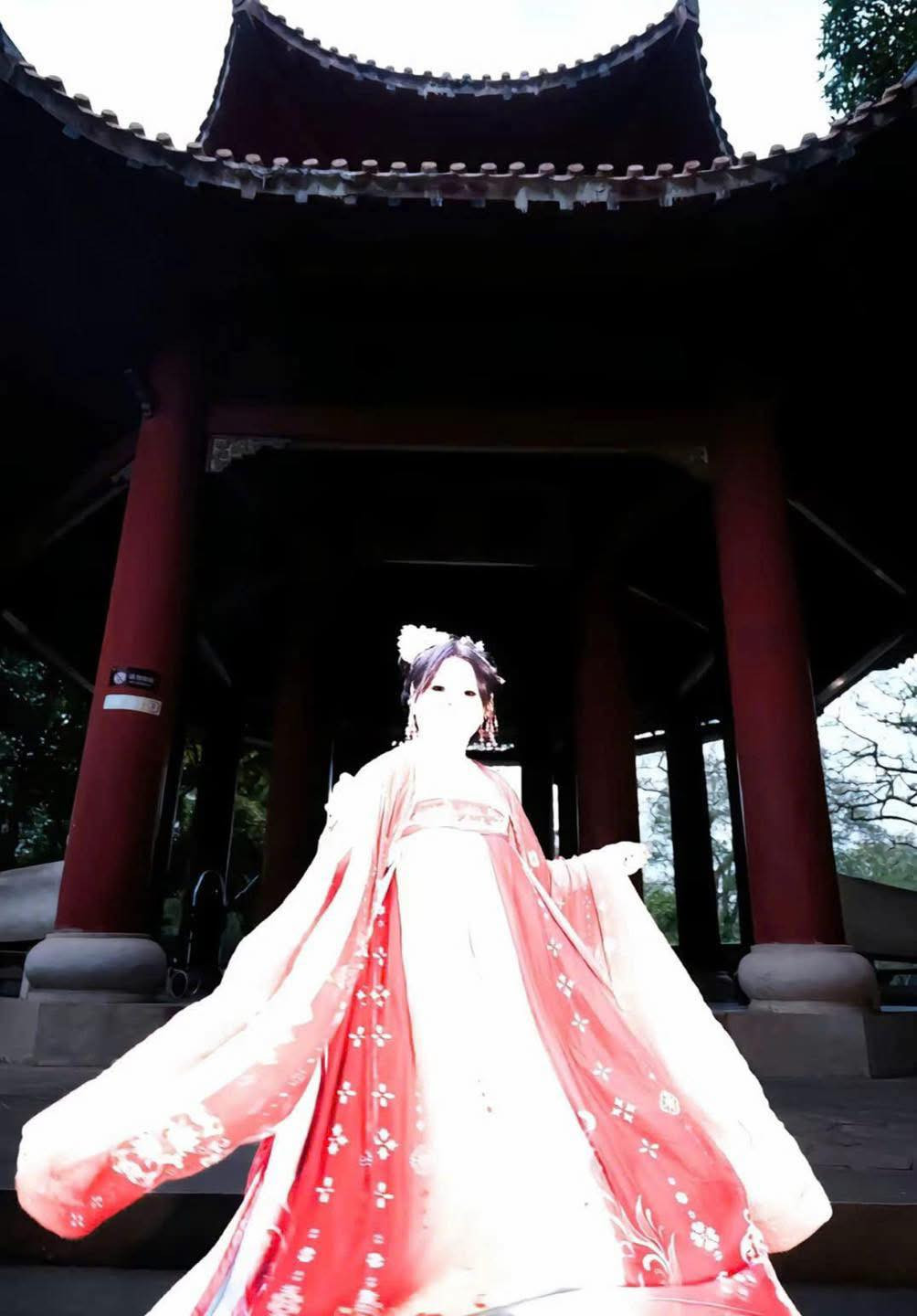 "Nhìn thoáng qua tưởng poster phim kinh dị!", "bạch cốt tinh chứ không phải bạch nguyệt quang nữa" - nhiều netizen hài hước bình luận.