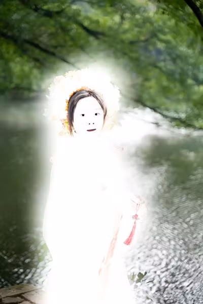 Phong cách chụp ảnh bạch nguyệt quang thời gian gần đây đang trở thành xu hướng được nhiều chị em ưa thích. Màu ảnh theo phong cách này có sự mơ màng, nhân vật chính của bức ảnh nổi bật với sự tương phản ánh sáng ảo diệu, mang đến tổng thể mang nét nhẹ nhàng, thơ thẩn.