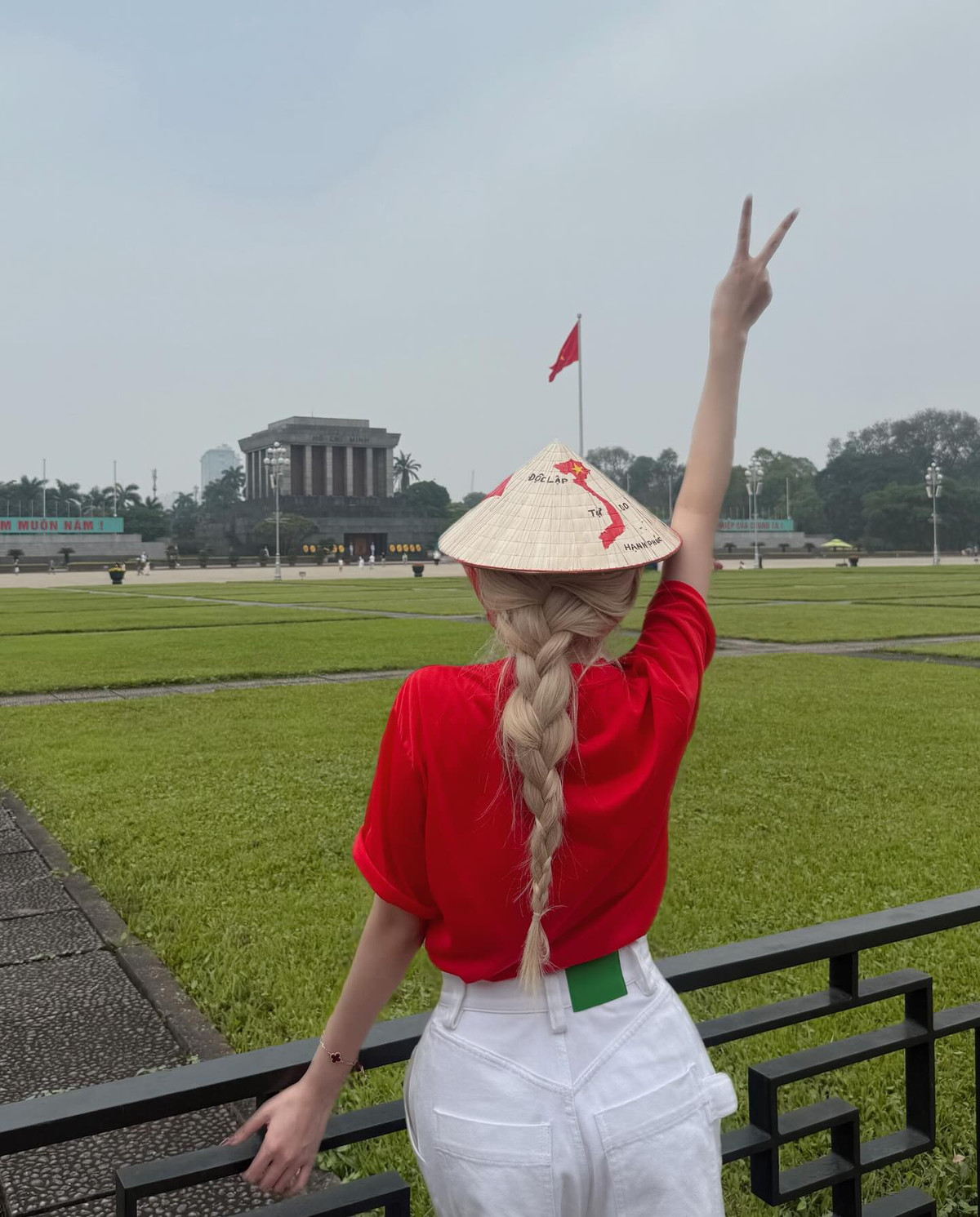 Khác với những lần lên đồ "cực cháy" khác, Huyền Diệu nhẹ nhàng, nữ tính và đầy sức sống với loạt ảnh hưởng ứng Đại lễ 30/4.