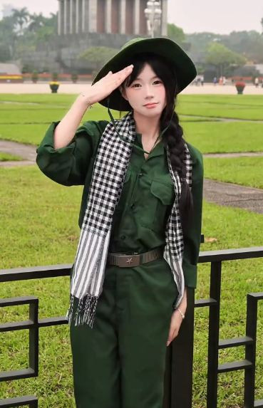 Từ những bước đi chậm rãi trên quảng trường rợp nắng, đến những khoảnh khắc đặt tay lên ngực trái khi Quốc kỳ tung bay – cô nàng tham gia vào làn sóng viral trên mạng xã hội nhẹ nhàng, ý nghĩa giữa không khí lễ hội.