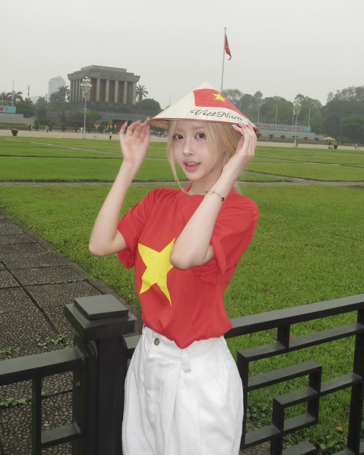 Nhân dịp lễ 30/4 – ngày Giải phóng miền Nam, thống nhất đất nước, quảng trường Ba Đình (Hà Nội) trở thành điểm đến hot không chỉ với du khách mà còn là nơi “check-in” đầy ý nghĩa của loạt nữ Tiktoker đình đám.