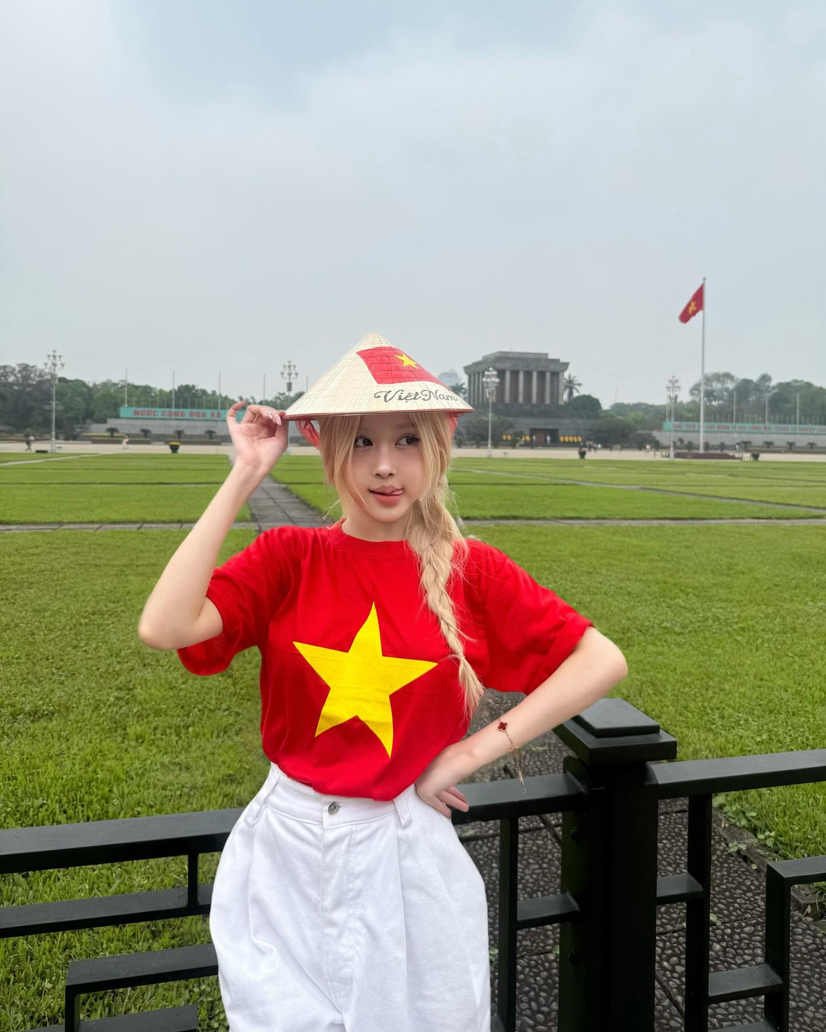 Trong không khí trang nghiêm nhưng cũng đầy tự hào, các hot girl Tiktok đã lựa chọn trang phục thanh lịch, nhẹ nhàng nhưng vẫn đảm bảo tính thời trang khi xuất hiện tại địa danh lịch sử này.