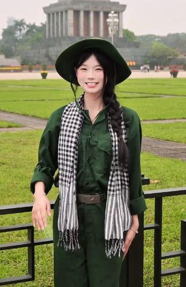 Cùng lên đồ tương tự như Ngân Hà, cô nàng Mylee Daily đã hòa chung vào không khí tháng 4 đầy hào hùng với đoạn video nhảy bắt trend trước khung cảnh lăng Bác.