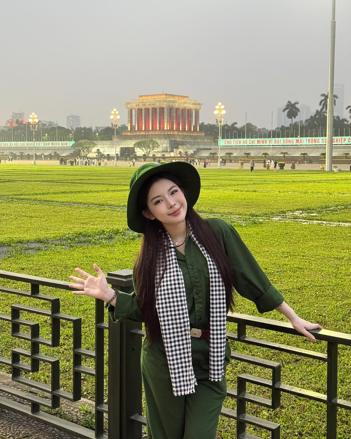 Nữ Tiktoker Ngân Hà hóa thân thành cô dân quân với set đồ màu bộ đội kết hợp cùng khăn rằn truyền thống.