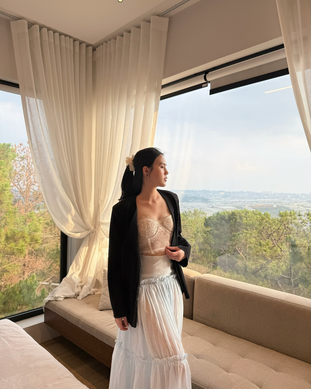 Ngay cả trong những tấm ảnh để mặt mộc, bà xã Thành Chung vẫn giữ được sự cuốn hút, khiến người đối diện khó rời mắt.