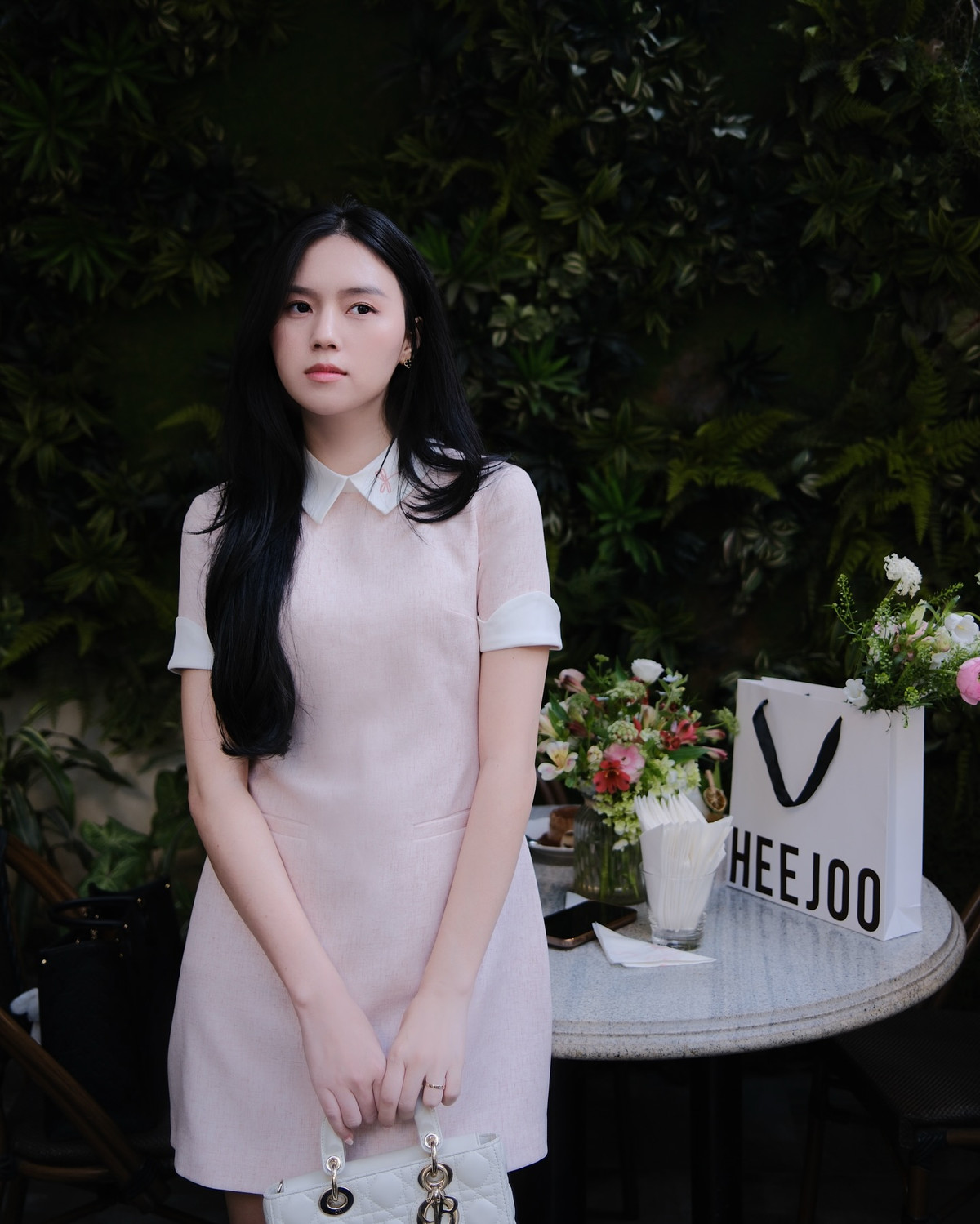 Không cần trang điểm quá đậm, chỉ với một chút son nhẹ và thần thái rạng rỡ, cô vẫn đủ khiến người nhìn phải xao xuyến.