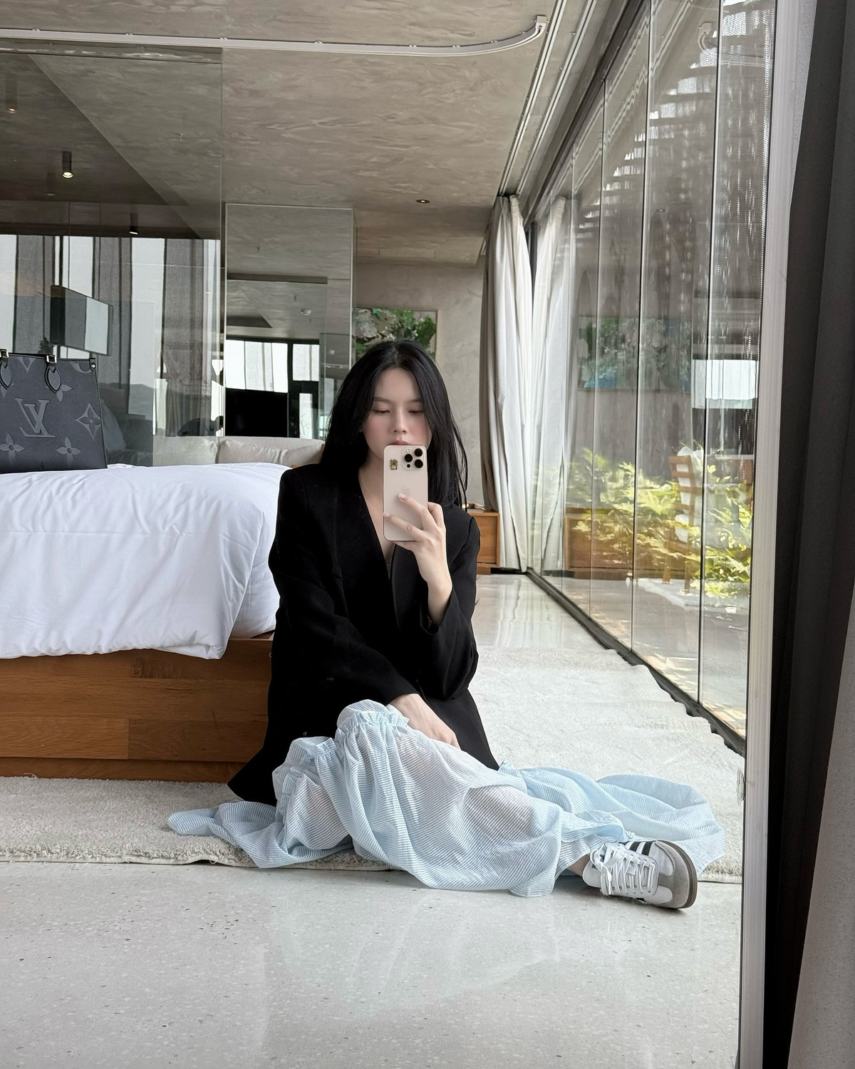Những bức ảnh đời thường của cô nàng được chia sẻ trên mạng xã hội luôn thu hút hàng ngàn lượt yêu thích nhờ vẻ đẹp tự nhiên, làn da trắng mịn không tì vết và nụ cười ngọt ngào.