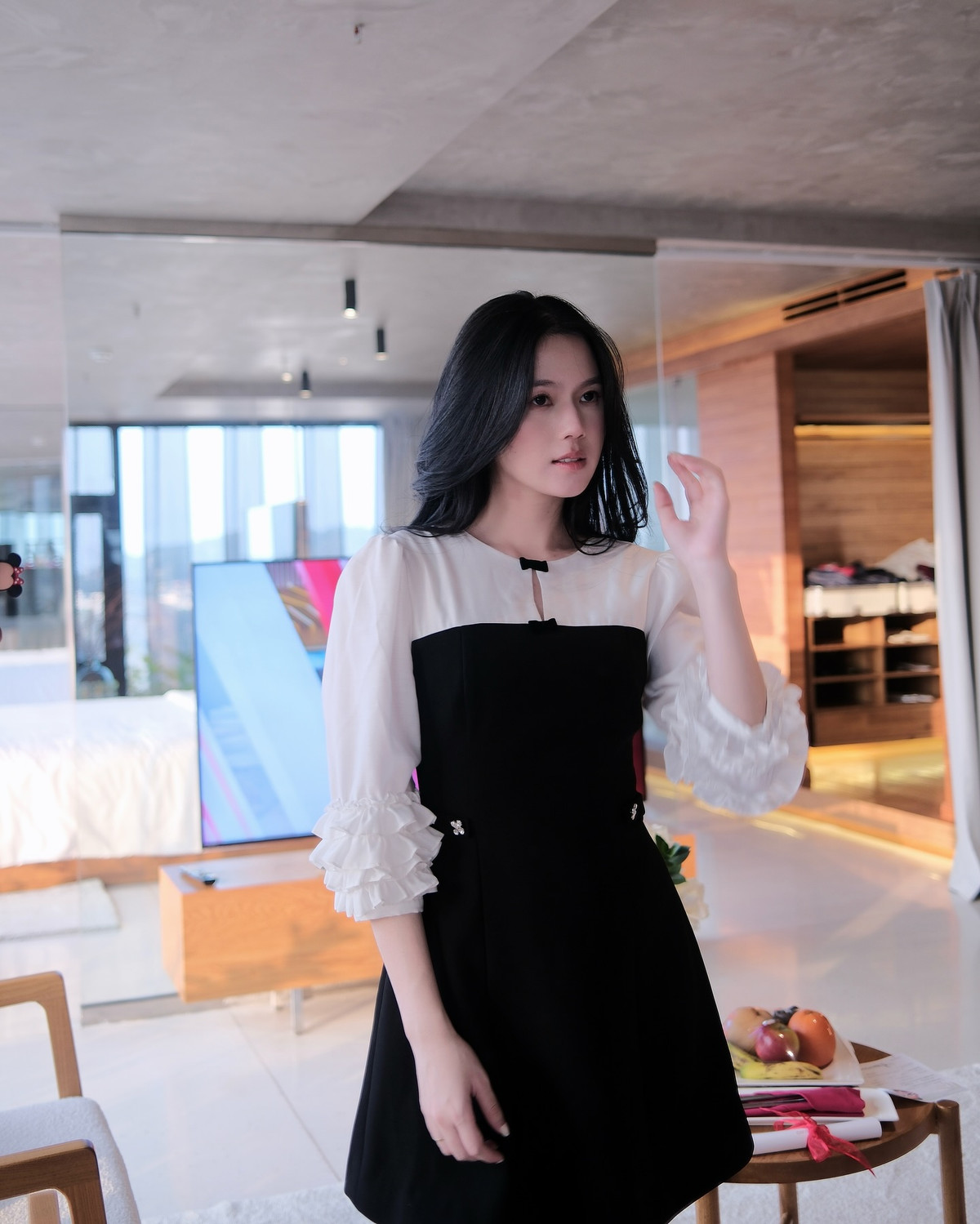 Ngô Tố Uyên là một trong những nàng WAGs đình đám của làng bóng đá Việt. Dù xuất hiện với gương mặt mộc hay lối trang điểm nhẹ nhàng, cô vẫn tỏa sáng với vẻ đẹp tự nhiên, trong trẻo đầy cuốn hút.