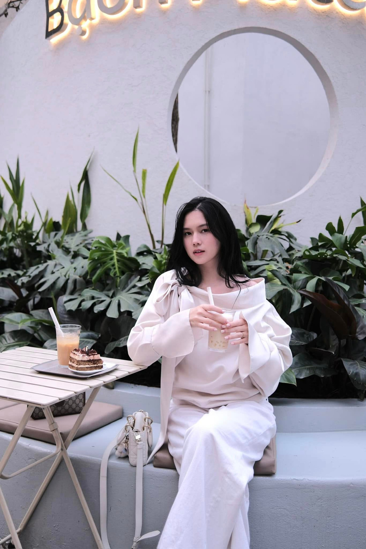 Phong cách thời trang của Tố Uyên khiến nhiều người liên tưởng đến một nàng WAG khác nổi không kém của làng bóng đá Việt, đó là Doãn Hải My - bà xã Đoàn Văn Hậu. Tố Uyên và Doãn Hải My cũng có mối quan hệ thân thiết, thường xuyên hẹn hò đi cafe cùng nhau.