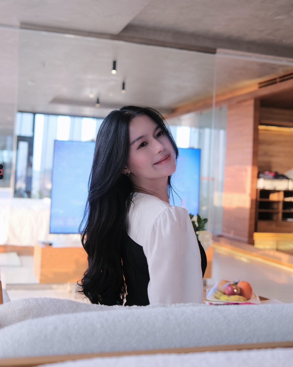 Khác với hình ảnh lộng lẫy của những nàng WAGs (vợ và bạn gái cầu thủ) thường thấy, Tố Uyên chọn cho mình phong cách nhẹ nhàng nhưng vẫn vô cùng nổi bật.