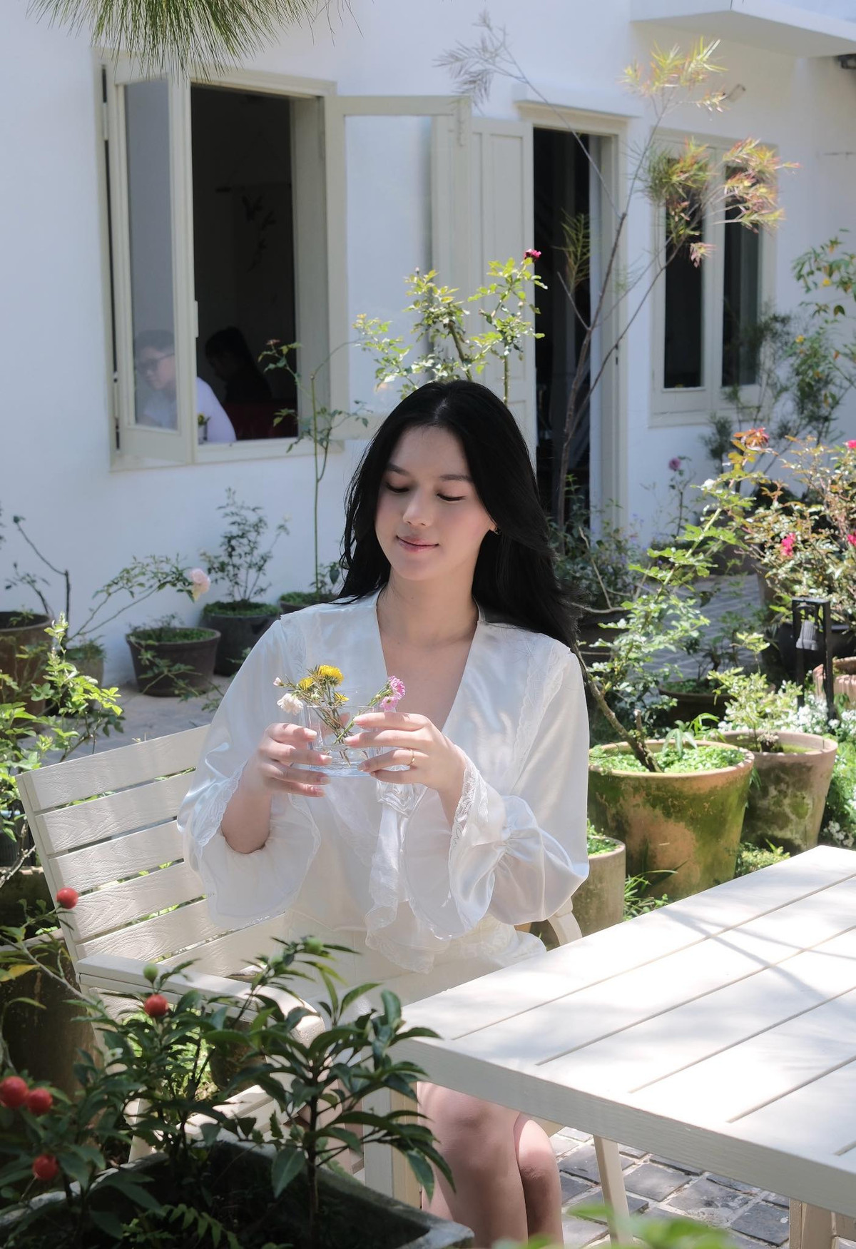 Điều đặc biệt là nhan sắc của cô không chỉ đến từ ngoại hình mà còn toát lên sự dịu dàng, đằm thắm của một người phụ nữ viên mãn trong hạnh phúc. Dù bận rộn với cuộc sống làm mẹ, Tố Uyên vẫn giữ được vẻ ngoài tươi tắn, phong cách thanh lịch và sang trọng.
