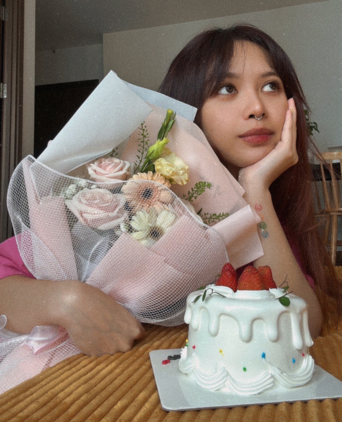 Ngoài việc cover các bài hát, Mờ Naive còn là mẫu ảnh khả nổi của các shop thời trang Hà thành.